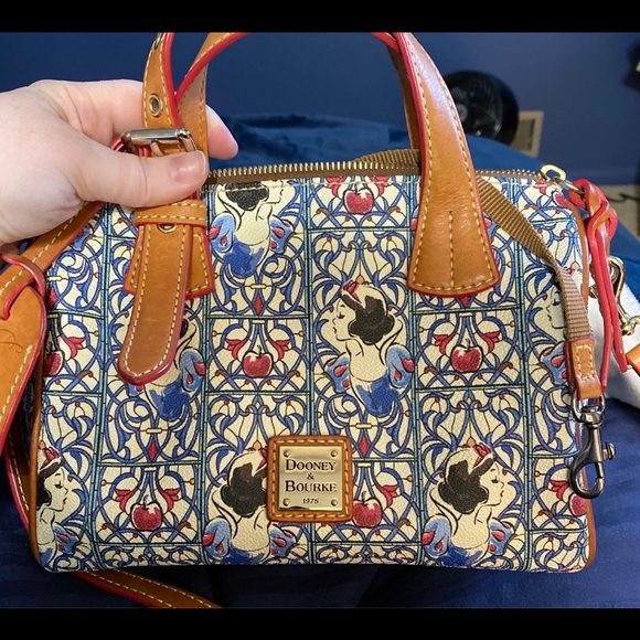 Dooney and Bourke Disney Snow White purse - Picture 4 of 10